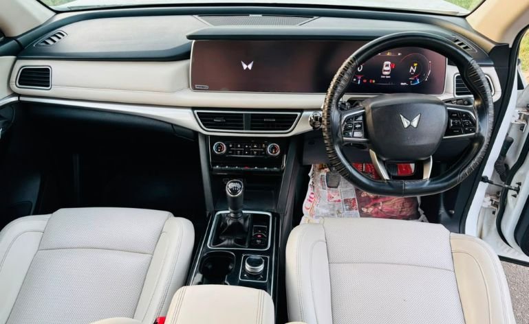 Cabin view of 2019 Mahindra XUV500 W9