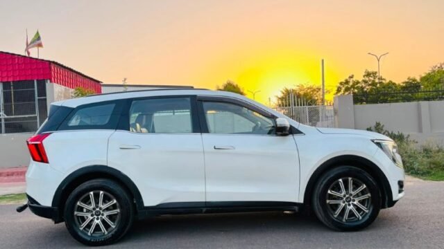 2019 Mahindra XUV500 W9