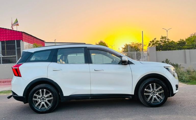 2019 Mahindra XUV500 W9