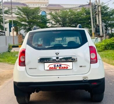 Renault Duster RXE back view