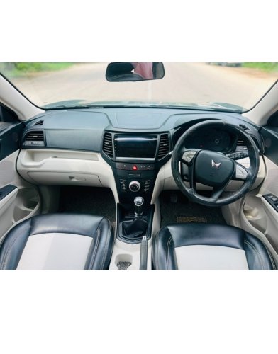 Mahindra XUV300 W6