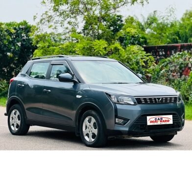 Mahindra XUV300 W6